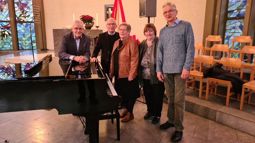 Prof. Dr. Thomas Krämer, Prof. Wolf Mayer, Ute Seibert (Leiterin des Paul-Marien-Hospizes), Iris Dewald und Wolfgang Lerch stehen an einem Flügel in der Christuskirche Saarbrücken.