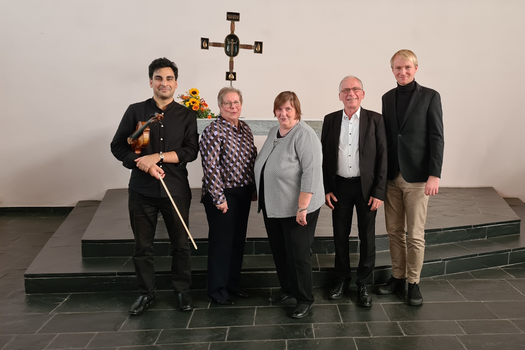 Prof. Dr. Thomas Krämer, Prof. Wolf Mayer, Ute Seibert (Leiterin des Paul-Marien-Hospizes), Iris Dewald und Wolfgang Lerch stehen an einem Flügel in der Christuskirche Saarbrücken.